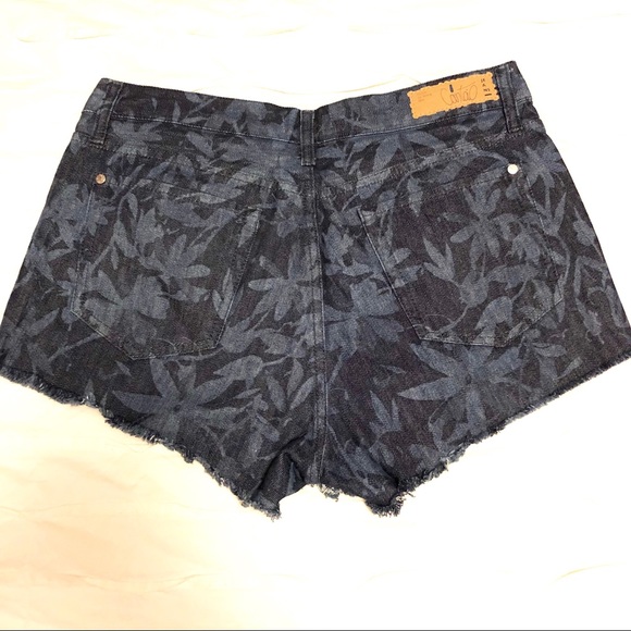 Cantão jeans shorts size 10 - Picture 2 of 9